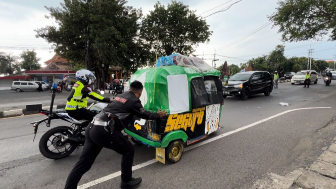 Aksi  Polisi Bantu Dorong Bajaj Pemudik