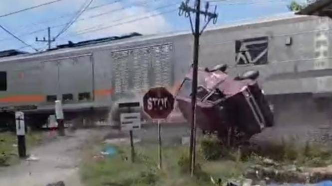 Tangkapan Video Carry Merah Dihantam Kereta Api di Madiun