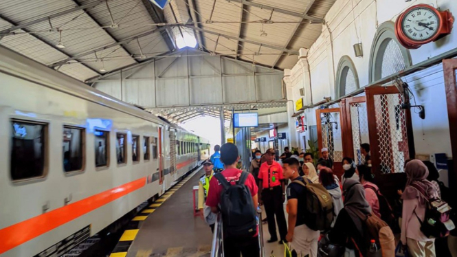 KAI Commuter wilayah 8 Surabaya layani ribuan penumpang