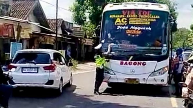 Bus Bagong yang melanggar lalin di Tulungagung
