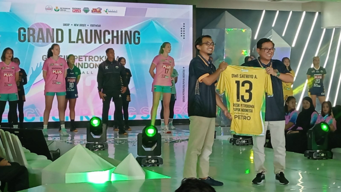 Direktur Utama Petrokimia Gresik saat launching jersey tim voli