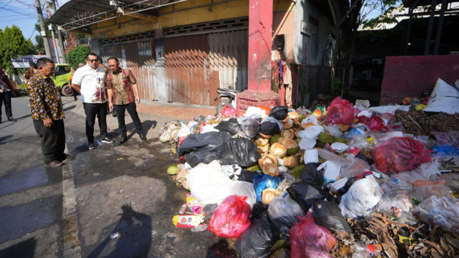 Tumpakan Sampah di TPS Benpas Timbulkan Bau Menyengat