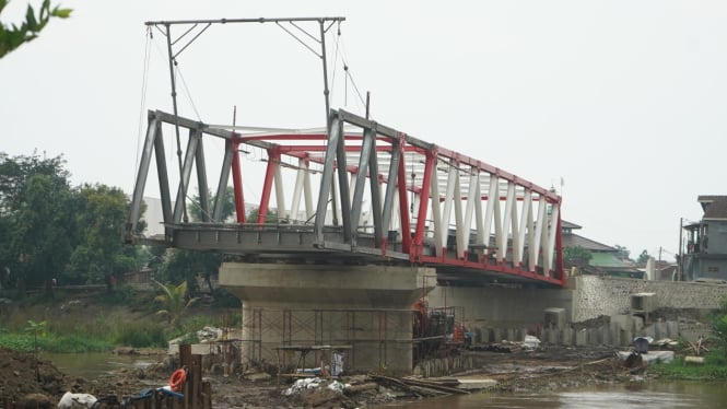 Progres pembangunan Jembatan Jongbiru Kabupaten Kediri.