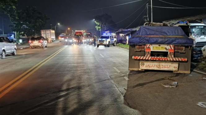 Petugas saat olah TKP kejadian laka maut di Jalan Raya Desa Setrohadi