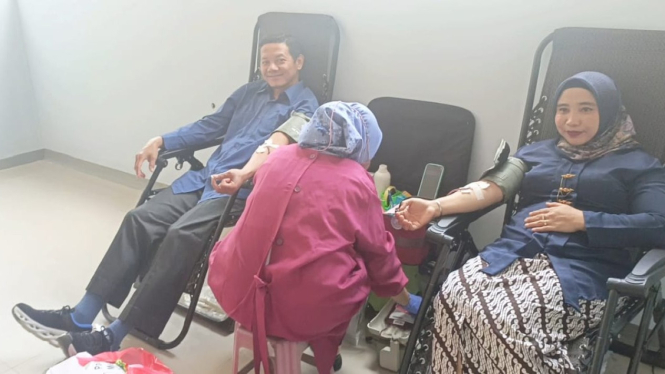 Dirut RSWH dokter Titin Ekowati saat menjalani donor darah.