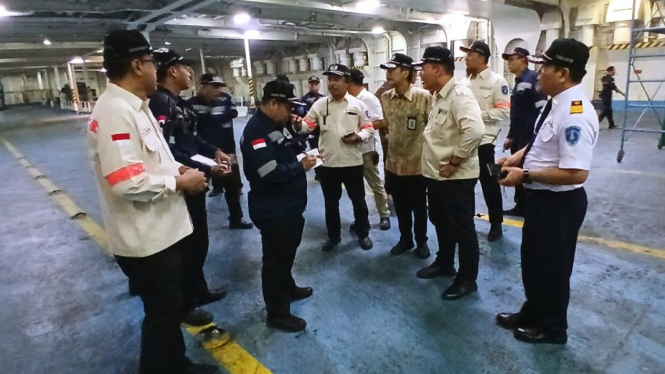 Jajaran pejabat tinggi PT DLU menginspeksi kapal di Surabaya.