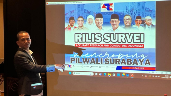 Direktur ARCI Baihaki Sirajt merilis survei Pilwali Surabaya 2024.