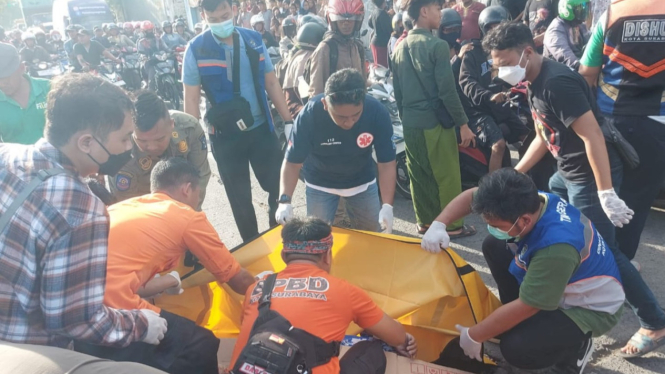 Petugas sedang mengevakuasi korban kecelakaan motor di Surabaya