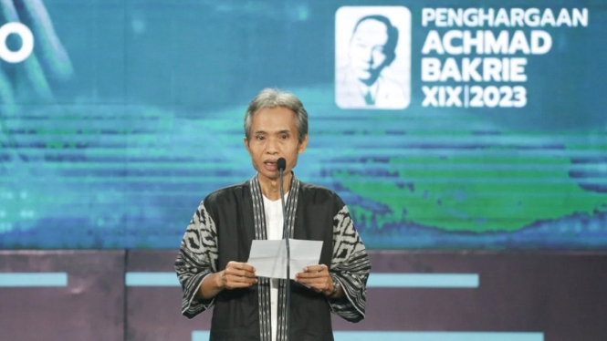 Penyair Joko Pinurbo saat memperoleh Achmad Bakrie Award 2023.