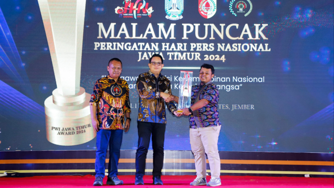Pj Gubernur Adhy Karyono menerima PWI Jatim Award