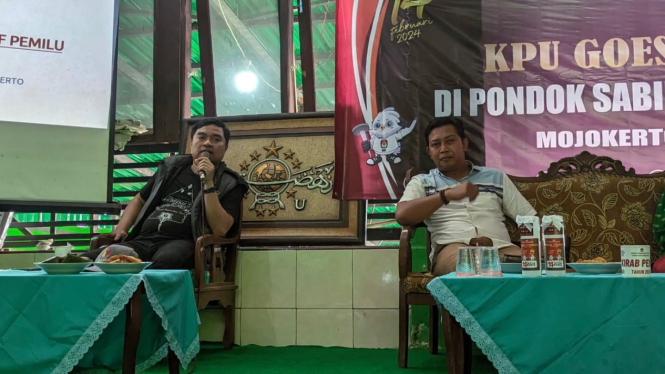 Ketua Bawaslu Mojokerto Dody Faizal dan Ketua KPU Muslim Bukhori.