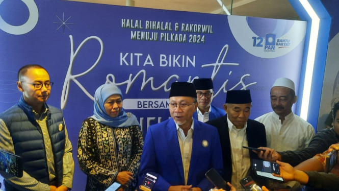 Ketua Umum PAN Zulkifli Hasan bersma Khofifah Indar Parawansa di acara halal bihalal