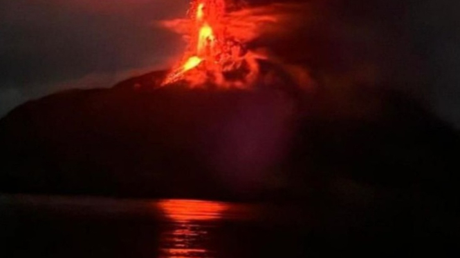 Muncul pendar cahaya merah saat erupsi Gunung Ruang