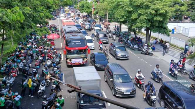 Massa buruh mulai bergerak menuju Surabaya