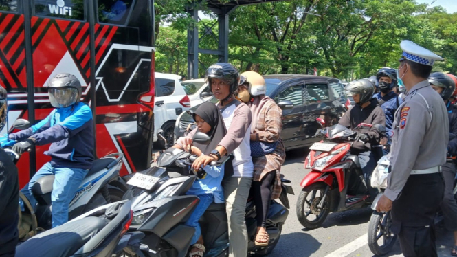 Arus lalu lintas di frontage Jalan Ahmad Yani Surabaya macet total
