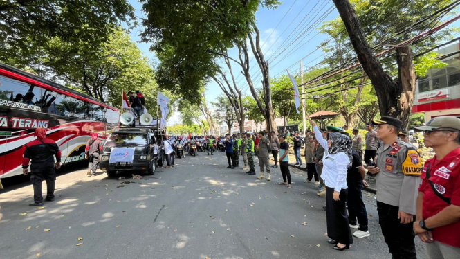Polisi mengawal pemberangkatan massa buruh Mojokerto menuju Surabaya