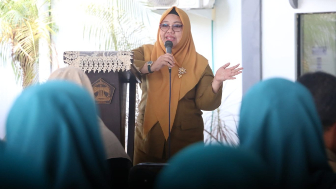 Wakil Bupati Gresik Aminatun Habibah saat membuka advokasi anak dan perempuan