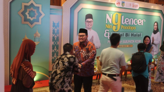 Mas Dhito menyalami masyarakat di acara Nglencer Ning Pendopo Kediri