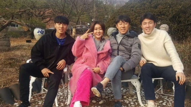 Shin Tae-yong bersama istri dan kedua anaknya.