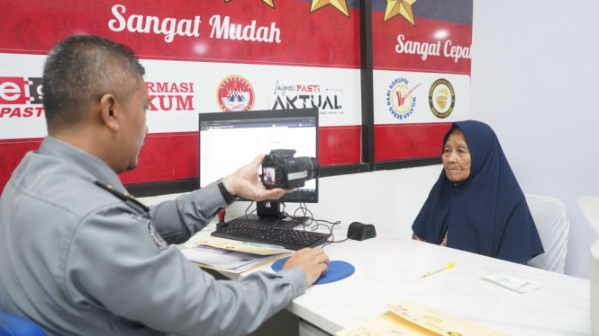 Petugas Imigrasi Surabaya saat melayani pengurusan paspor.