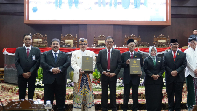 Pj Gubernur dan Ketua DPRD Jatim saat sidang paripurna soal LHP.