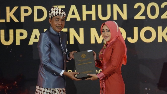 Bupati Mojokerto Ikfina Fahmawati menerima penghargaan opini WTP dari BPK Jatim