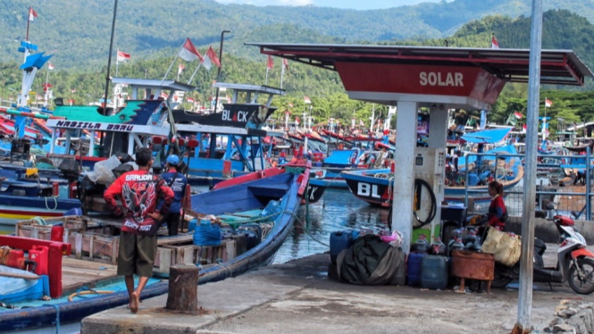 Pengisian BBM khusus nelayan di Pantai Selatan Tulungagung-Trenggalek