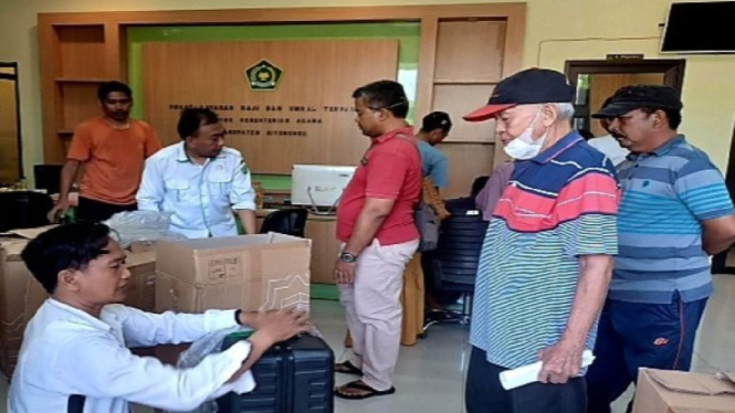 Para calon haji di Kantor Kementerian Agama Kabupaten Situbondo