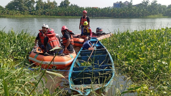 Proses evakuasi korban perahu getek tenggelam di Sungai Brantas, Kota Mojokerto