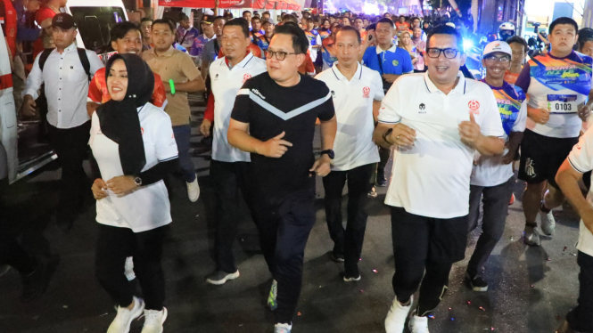 Pj Gubernur Jawa Timur Adhy Karyono didampingi Pj Wali Kota Mojokerto Ali Kuncoro dan Bupati Mojokerto Ikfina Fahmawati ikut berlari pada kegiatan Soma Nite Run di Kota Mojokerto