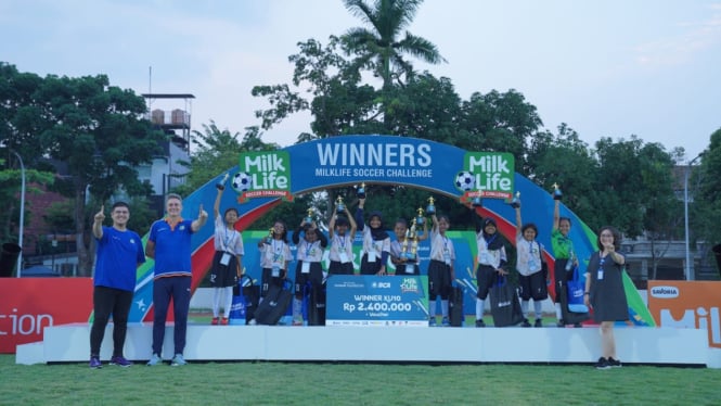 Juara tim sepak bola putri di MilkLife Soccer Challenge di Surabaya.