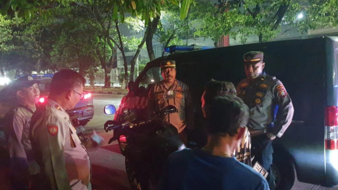 Polisi berpatroli di kawasan RTH Tubagus Angke, Jakarta Barat.