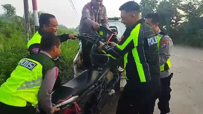 Polisi mengevakuasi motor yang terlibat kecelakaan maut di Mojokerto.