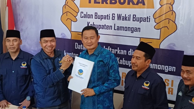 Yuhronur Efendi saat menyerahkan formulir pendaftaran bakal calon bupati di Partai NasDem Lamongan