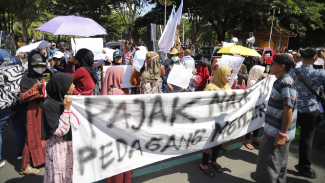 Suasana pedagang demo ke Pendapa Trenggalek.