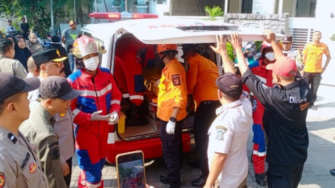 Petugas saat mengevakuasi jasad korban bunuh diri di Surabaya