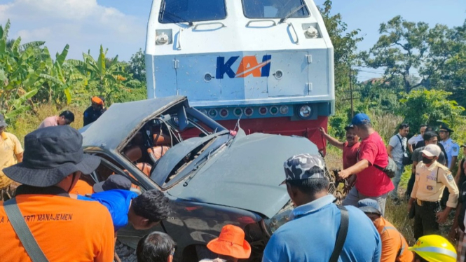 Mobil Kijang rombongan keluarga Ponpes Sidogiri usai tertabrak kereta api