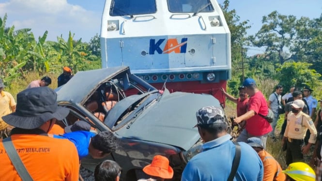 Mobil Kijang rombongan keluarga Ponpes Sidogiri usai tertabrak kereta api