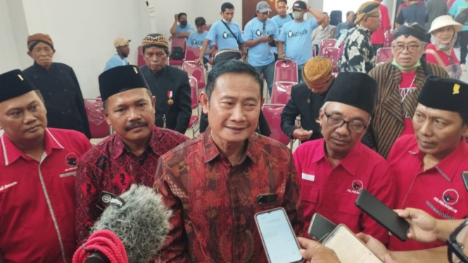 Yuhronur Efendi saat mendaftar di PDIP Lamongan