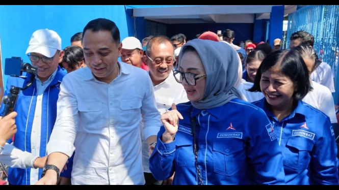 Eri Cahyadi saat mendaftar cawali ke Partai Demokrat Surabaya.