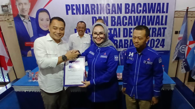 Eri Cahyadi menyerahkan formulir pendaftaran kepada Ketua DPC Partai Demokrat Kota Surabaya Lucy Kurniasari