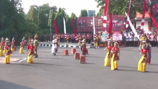 Drama kolosal Mustika Pinilih di halaman Kantor Pemkab Mojokerto dalam rangka memeriahkan rangkaian Hari Jadi ke-731 Kabupaten Mojokerto