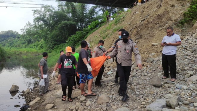Proses evakuasi jenazah korban ditemukan di bawah Jembatan Kademangan Blitar