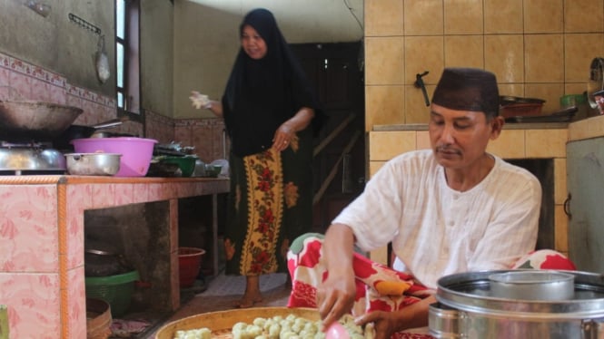 Suasana pembuatan pentol di kediaman Mufid dan Siti Ngaisah