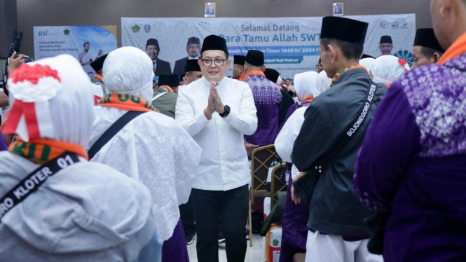 Pj Gubernur Jawa Timur Adhy Karyono menyapa calon jemaah haji di Asrama Haji Sukolilo Surabaya
