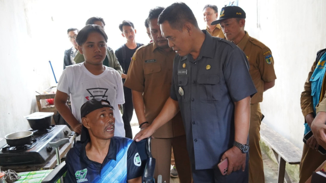 Adit dan orang tuanya saat dikunjungi Pemkab Kediri.