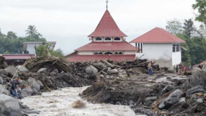 Kondisi bangunan dan Sungai Batang Katiak, Kabupaten Agam, Sumatera Barat pascabanjir bandang lahar dingin Gunung Marapi