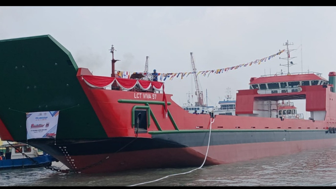 Penampakan LCT Viva 57, kapal kargo berkapasitas 70 kontainer