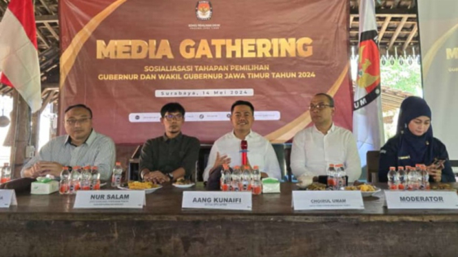 Ketua KPU Jatim Aang Kunaifi (tengah) didampingi Komisioner Divisi Teknis Penyelenggaraan Pemilu Choirul Umam (dua dari kanan) saat jumpa pers