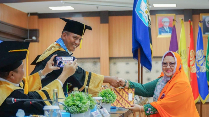 Wakil Bupati Gresik Aminatun Habibah usai ujian terbuka program doktor di Unesa
